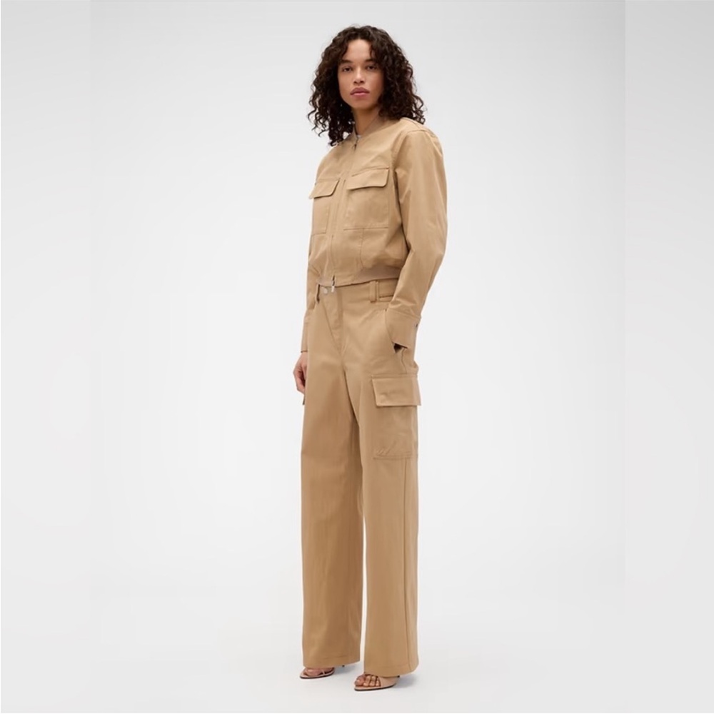 NEW! Gap × Victoria Beckham High Rise Cargo Pants
- Size 4